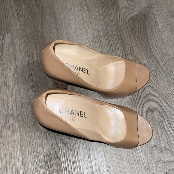 CHANEL BEIGE LEATHER PEEP TOE PLATFORM CORK CHAIN HEEL"CC" PUMPS HEELS 37 - Picture 2 of 8